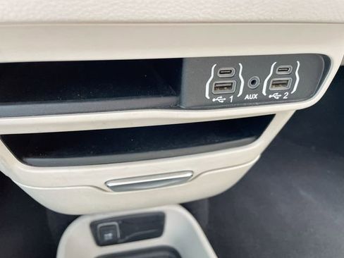 Used 2023 Chrysler Pacifica Touring-L image 22