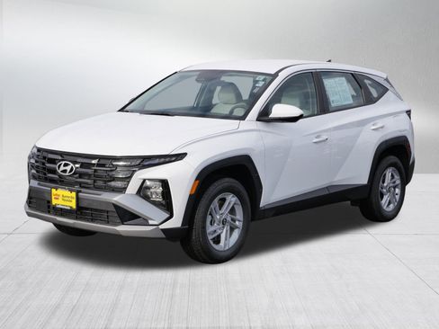 Certified 2025 Hyundai Tucson SE image 3
