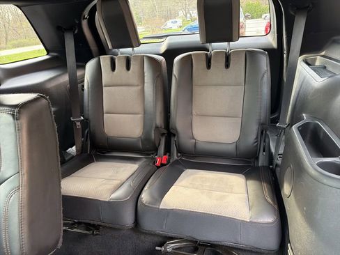 Used 2017 Ford Explorer XLT w/ Equipment Group 202A AWD/4WD image 18