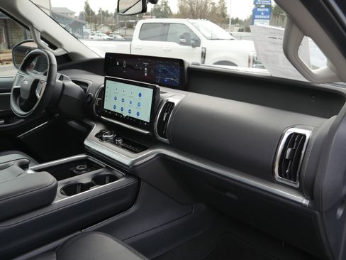 Certified 2025 Ford Expedition Max Platinum image 32