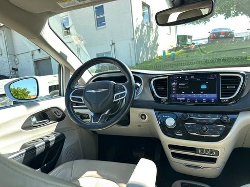 Used 2021 Chrysler Pacifica Touring-L FWD image 13