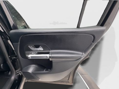 Used 2025 Mercedes-Benz GLB 250 4MATIC image 28
