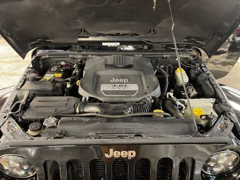 Used 2013 Jeep Wrangler Unlimited Sahara w/ Dual Top Group image 20