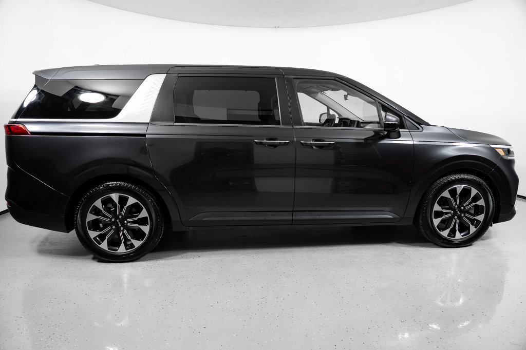 Used 2024 Kia Carnival EX FWD image 3