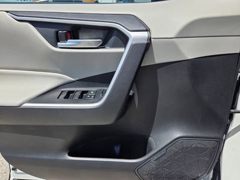Used 2021 Toyota RAV4 XLE FWD image 20