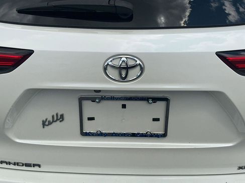 Used 2021 Toyota Highlander XLE AWD/4WD image 34