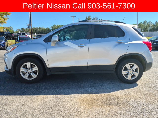 Used 2017 Chevrolet Trax LT w/ LT Convenience Package FWD image 2