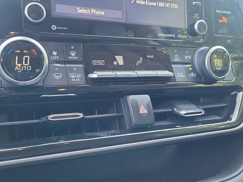 Used 2022 Toyota Highlander XLE FWD image 15