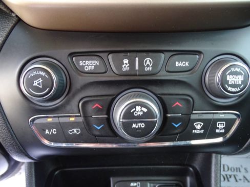 Used 2017 Jeep Cherokee Limited w/ Safetytec Group AWD/4WD image 28