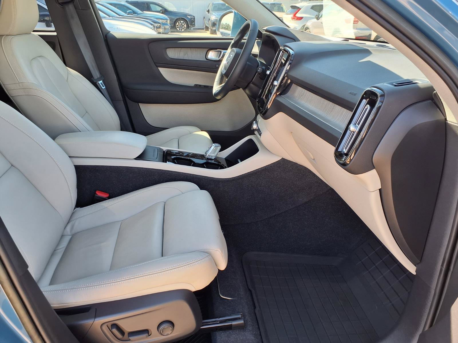 Certified 2023 Volvo XC40 B5 Ultimate w/ Protection Package Premier AWD/4WD image 11