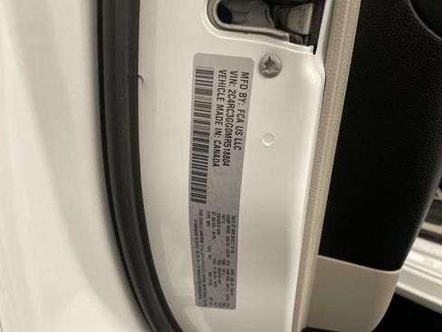 Used 2021 Chrysler Pacifica Limited AWD/4WD image 28