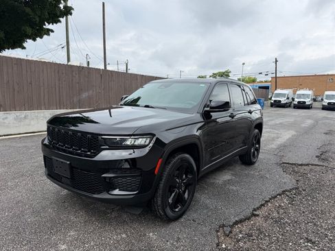 Used 2023 Jeep Grand Cherokee Altitude AWD/4WD image 6