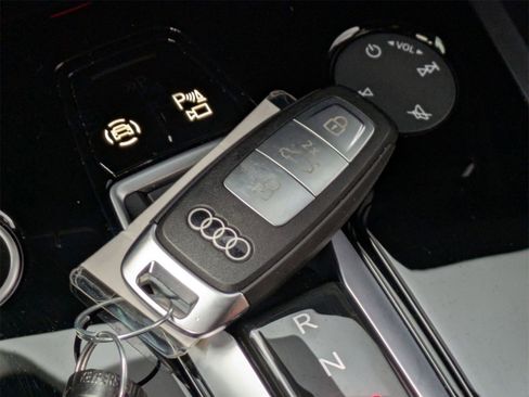 Used 2025 Audi Q4 e-tron Premium Plus w/ Premium Plus image 32