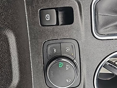 Used 2023 Chevrolet Traverse LT w/ Rear Camera Mirror Package image 35