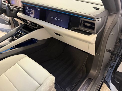 Used 2025 Porsche Macan Turbo Electric AWD/4WD image 26