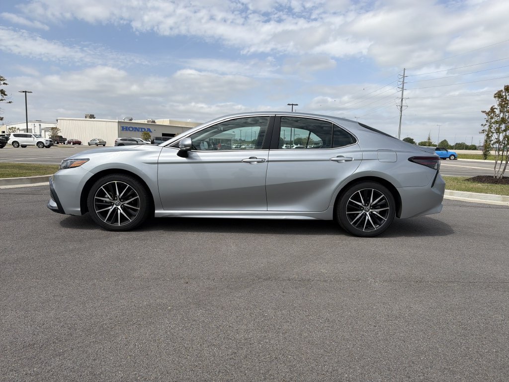 Used 2023 Toyota Camry SE FWD image 2