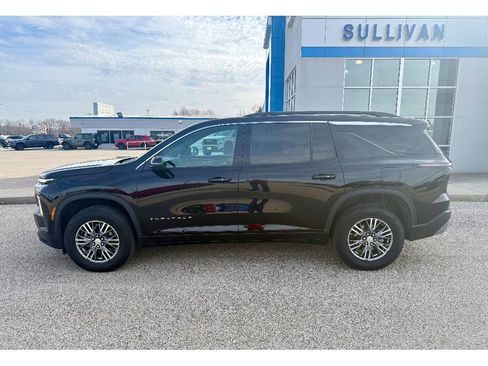 Used 2025 Chevrolet Traverse LT w/ Driver Confidence Package image 1