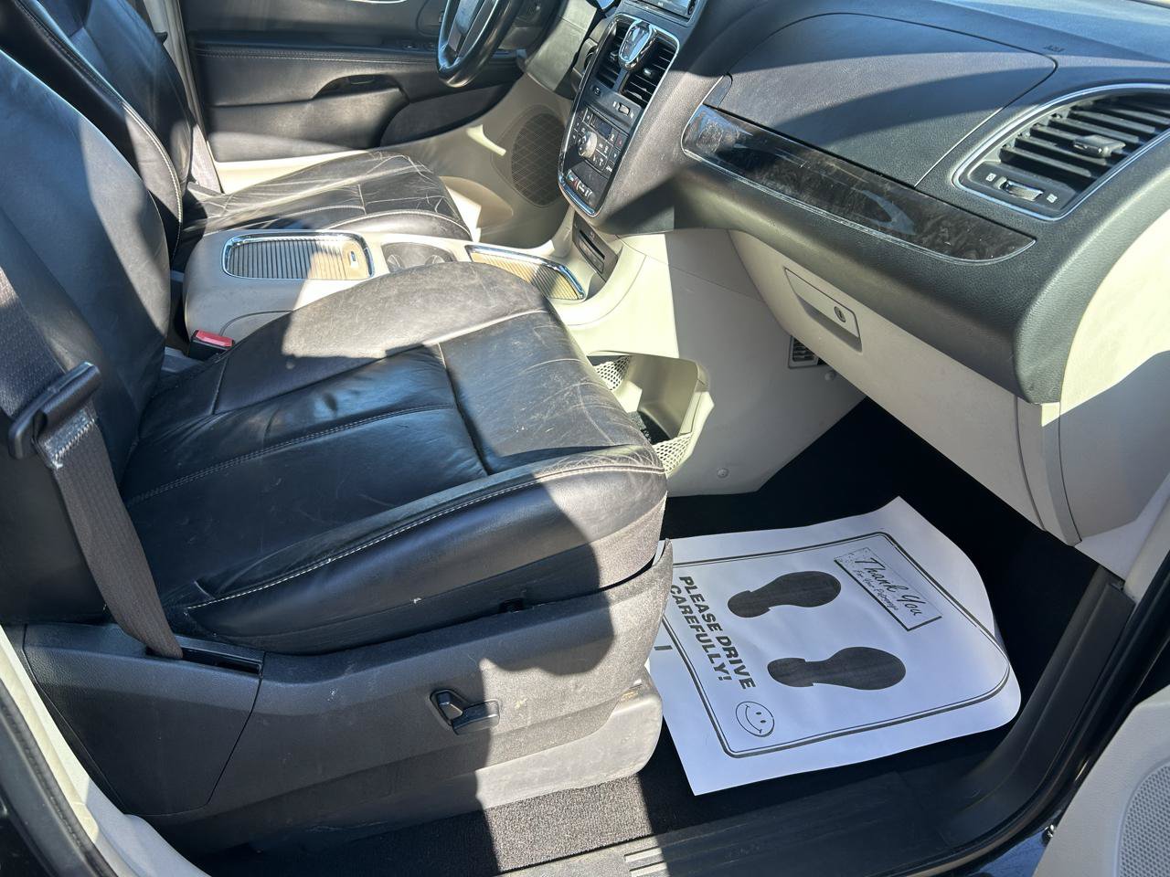 Used 2015 Chrysler Town & Country Limited Platinum FWD image 12