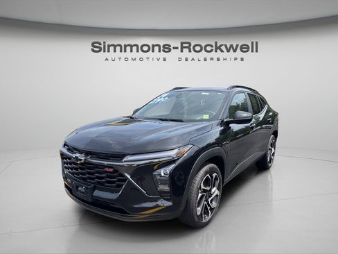 Used 2024 Chevrolet Trax RS w/ Driver Confidence Package FWD image 2