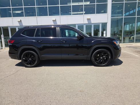 Certified 2023 Volkswagen Atlas SE w/ Black Wheel Package FWD image 2