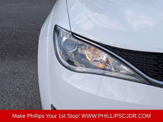 Used 2017 Chrysler Pacifica Touring-L FWD image 9