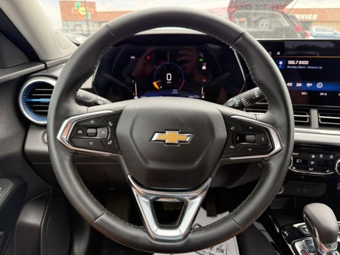 Used 2025 Chevrolet Trax LT w/ LT Convenience Package FWD image 18