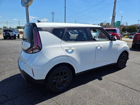 Used 2025 Kia Soul LX w/ LX Technology Package FWD image 11
