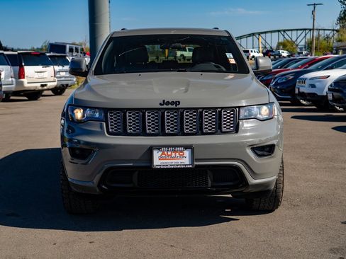 Used 2021 Jeep Grand Cherokee Laredo X image 3