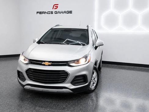 Used 2021 Chevrolet Trax LT w/ Driver Confidence Package FWD image 2