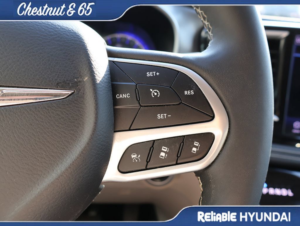 Used 2023 Chrysler Pacifica Touring-L AWD/4WD image 27