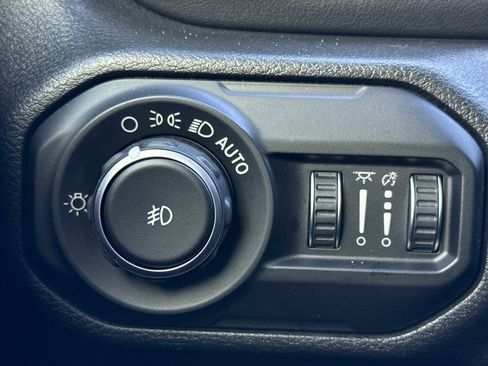 Used 2018 Jeep Wrangler Unlimited Sahara image 35