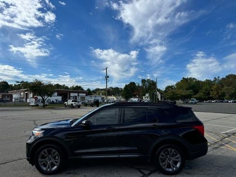 Used 2023 Ford Explorer XLT w/ XLT Sport Appearance Package AWD/4WD image 9