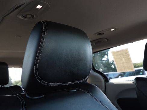 Used 2024 Chrysler Pacifica Touring-L FWD image 30