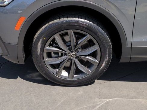 Used 2022 Volkswagen Tiguan SE w/ Panoramic Sunroof Package FWD image 9