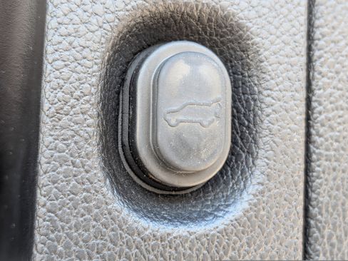 Used 2019 Cadillac Escalade 2WD image 19