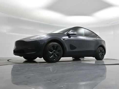 Used 2024 Tesla Model Y Long Range image 40