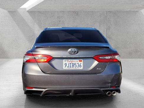 Used 2018 Toyota Camry LE image 5