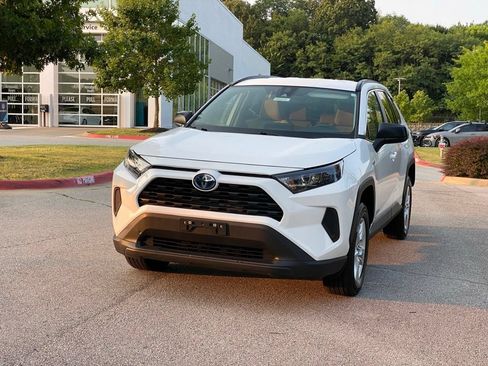 Used 2021 Toyota RAV4 LE AWD/4WD image 3
