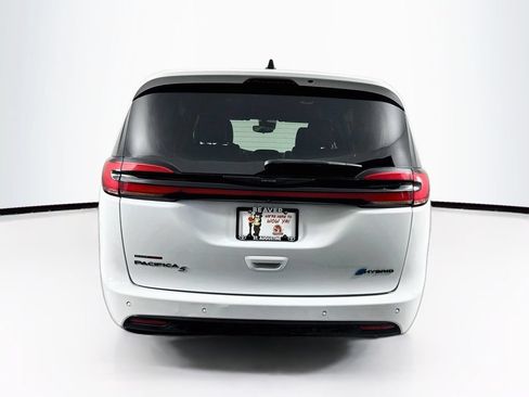 Used 2024 Chrysler Pacifica Limited FWD image 8
