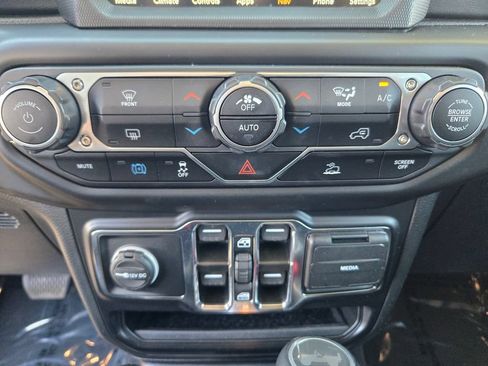 Used 2022 Jeep Wrangler Unlimited Sahara AWD/4WD image 16