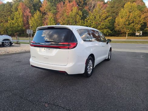 Used 2025 Chrysler Pacifica Select image 6