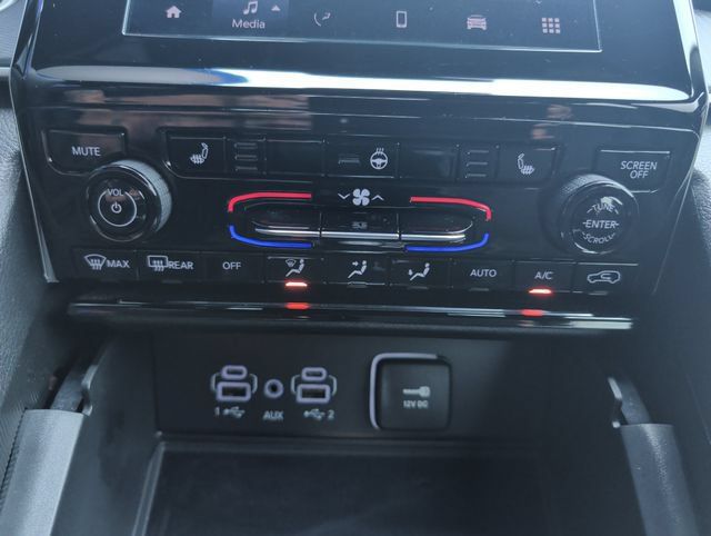Used 2024 Jeep Grand Cherokee Laredo X w/ Luxury Tech Group I AWD/4WD image 19