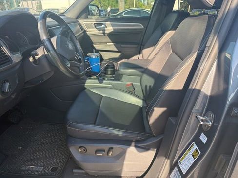 Used 2020 Volkswagen Atlas Cross Sport SE w/ Towing Package image 5