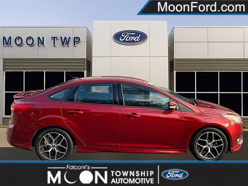 Used 2016 Ford Focus SE w/ SE Sport Package FWD image 1