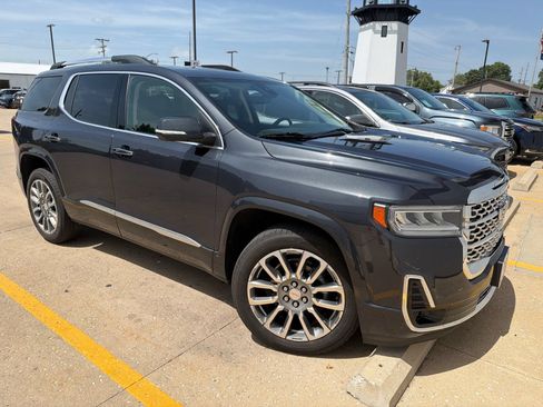 Used 2023 GMC Acadia Denali w/ Denali Ultimate Package AWD/4WD image 3