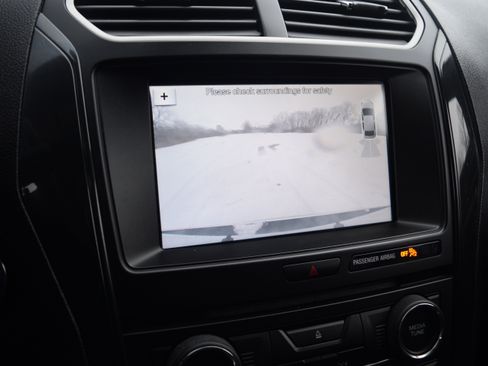 Used 2017 Ford Explorer XLT w/ Equipment Group 201A image 10