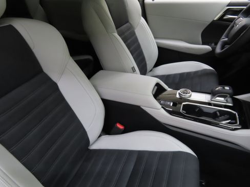 New 2025 Mitsubishi Outlander SE image 25