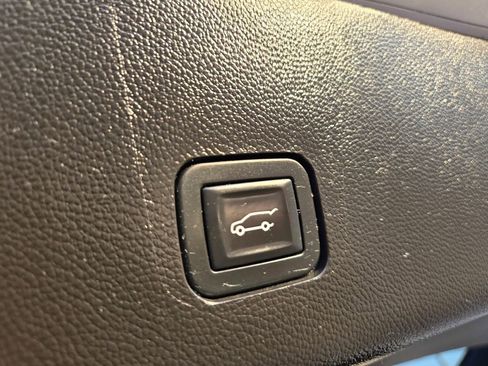 Used 2018 Chevrolet Traverse LT image 34