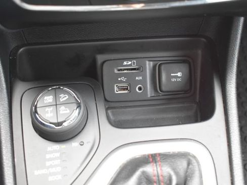 Used 2017 Jeep Cherokee Trailhawk w/ Comfort & Convenience Group AWD/4WD image 34