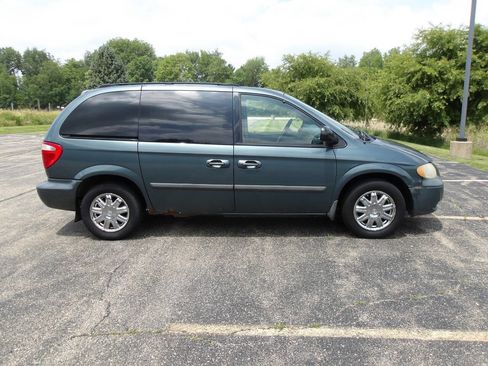 Used 2005 Dodge Caravan SXT w/ Popular Equipment Group image 2